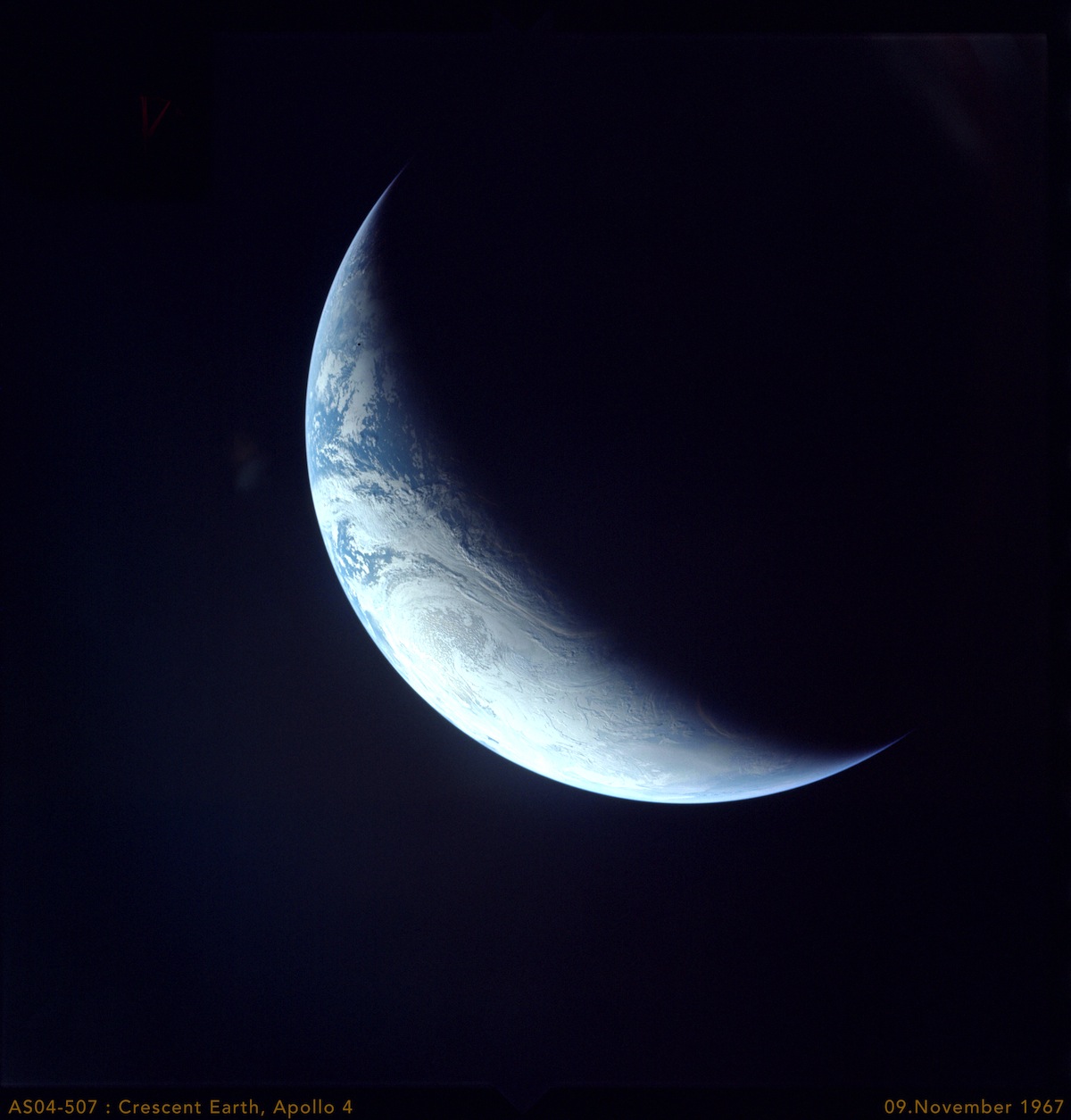 AS04-507: Apollo 4, Crescent Earth, 9.November 1967